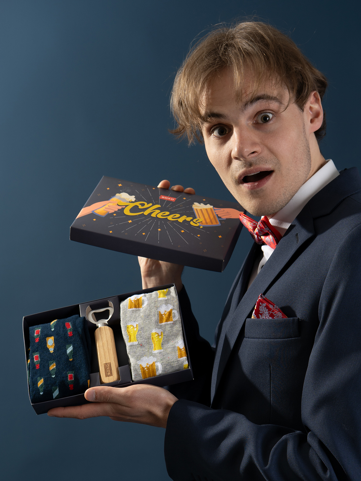 Zdjęcie przedstawiające skarpetki w opakowaniu z motywem piwa