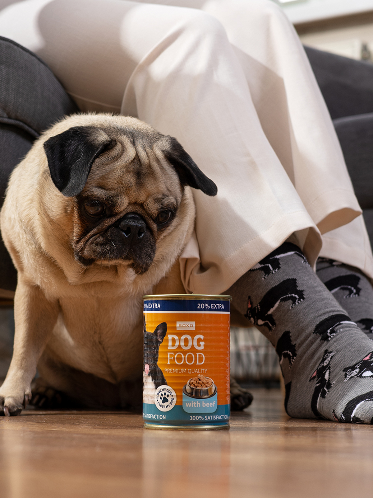 Zdjęcie przedstawiające skarpetki w puszce z motywem karmy dla psów